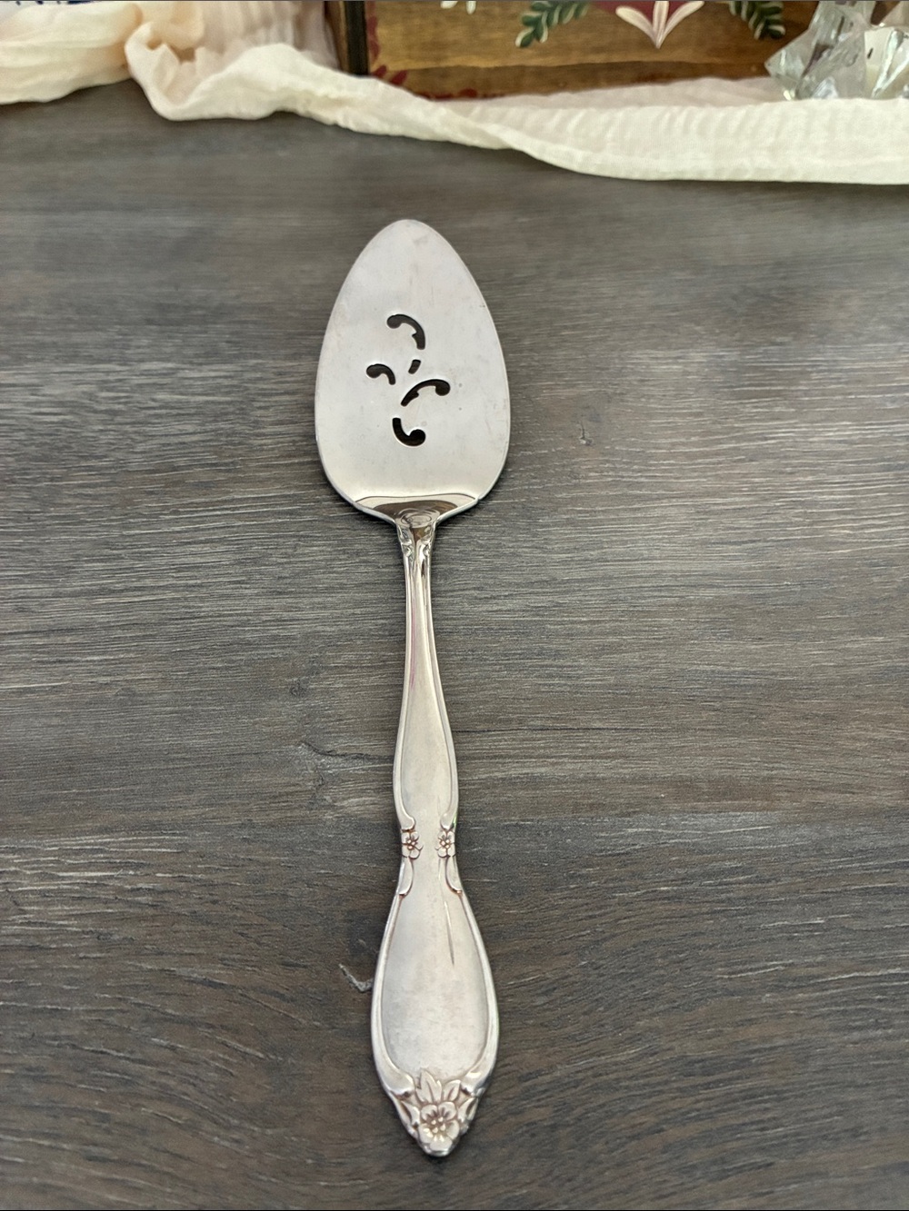 Vintage Oneida Community Chateau
Slotted Pie Server
Deluxe Stainless Steel